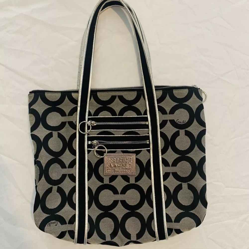 Coach Poppy Large monogram bag with   silver poppy branding. In Mint Condition .